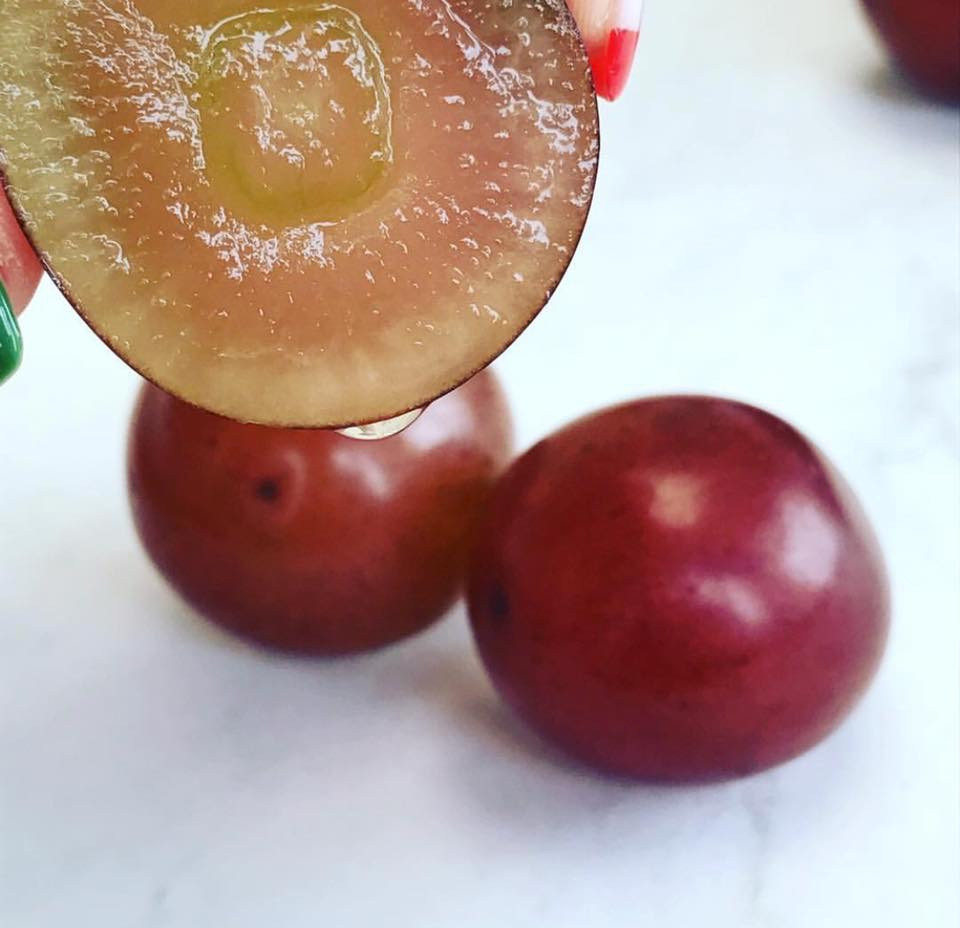 Loại nho này có kích thước khá to như quả bóng bàn, vỏ màu đỏ thẫm như đá Ruby và có hương vị thơm ngon rất đặc biệt. Bên trong quả nho có hai lớp như hai lòng quả trứng gà. Trong đó, một lớp có hương vị của nho Mẫu đơn Nhật và một lớp có vị của một loại nho Pione hương rượu vang. Khi ăn, hai vị này hòa quyện, tan chảy trong miệng tạo nên mùi vị rất đặc biệt.