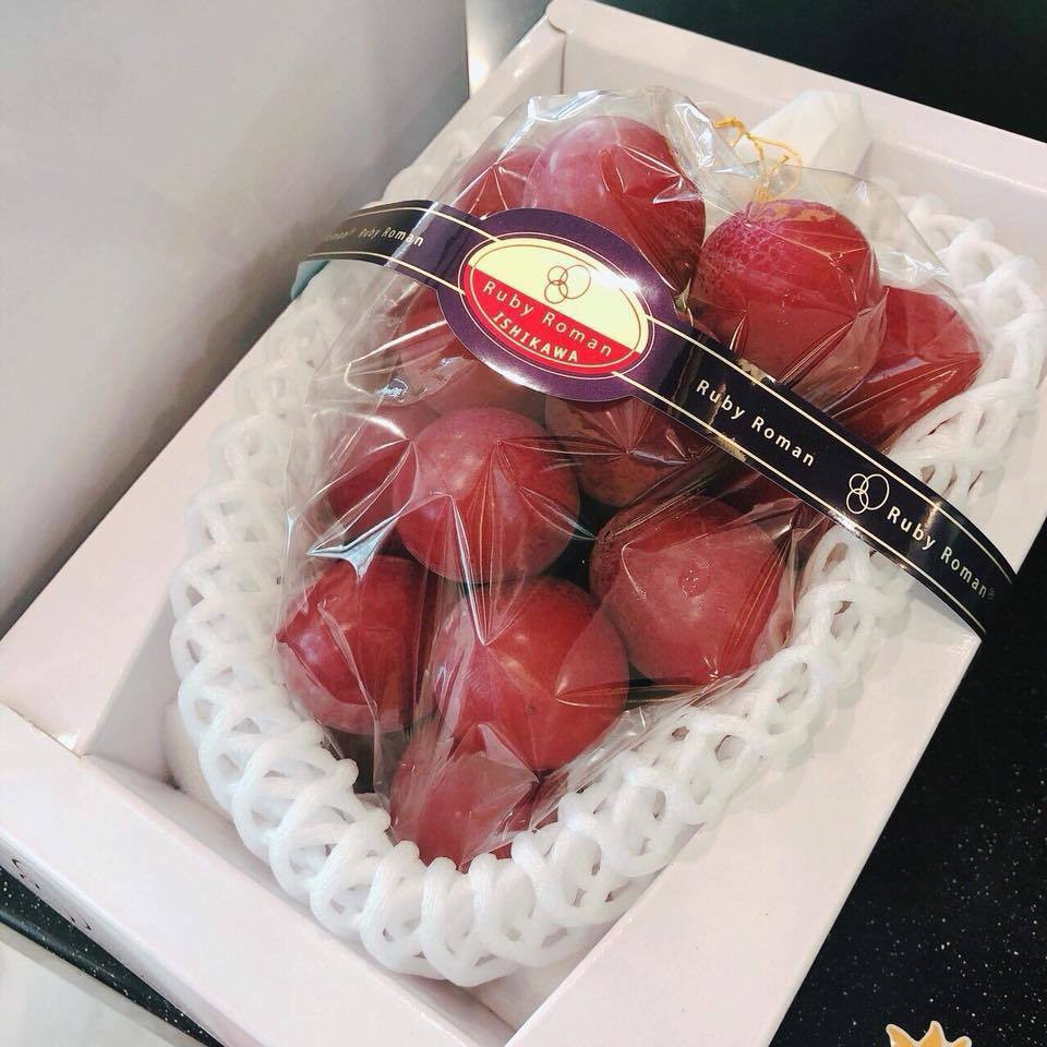 Nho Ruby Roman được mệnh danh là loại nho Hoàng gia mang lại may mắn nên được xem như quà tặng quý giá dành cho giới quý tộc, chính phủ, hoàng gia Nhật.