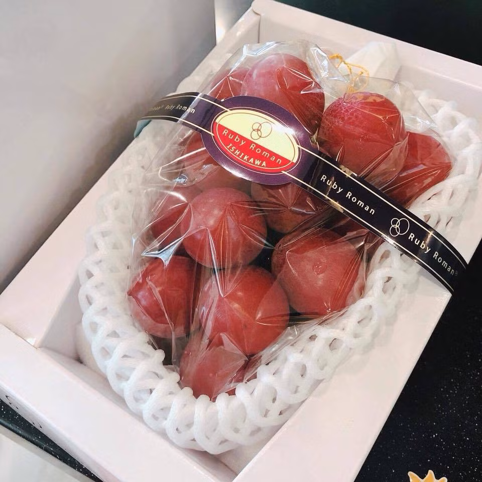 Nho Ruby Roman được mệnh danh là loại nho Hoàng gia mang lại may mắn nên được xem như quà tặng quý giá dành cho giới quý tộc, chính phủ, hoàng gia Nhật.