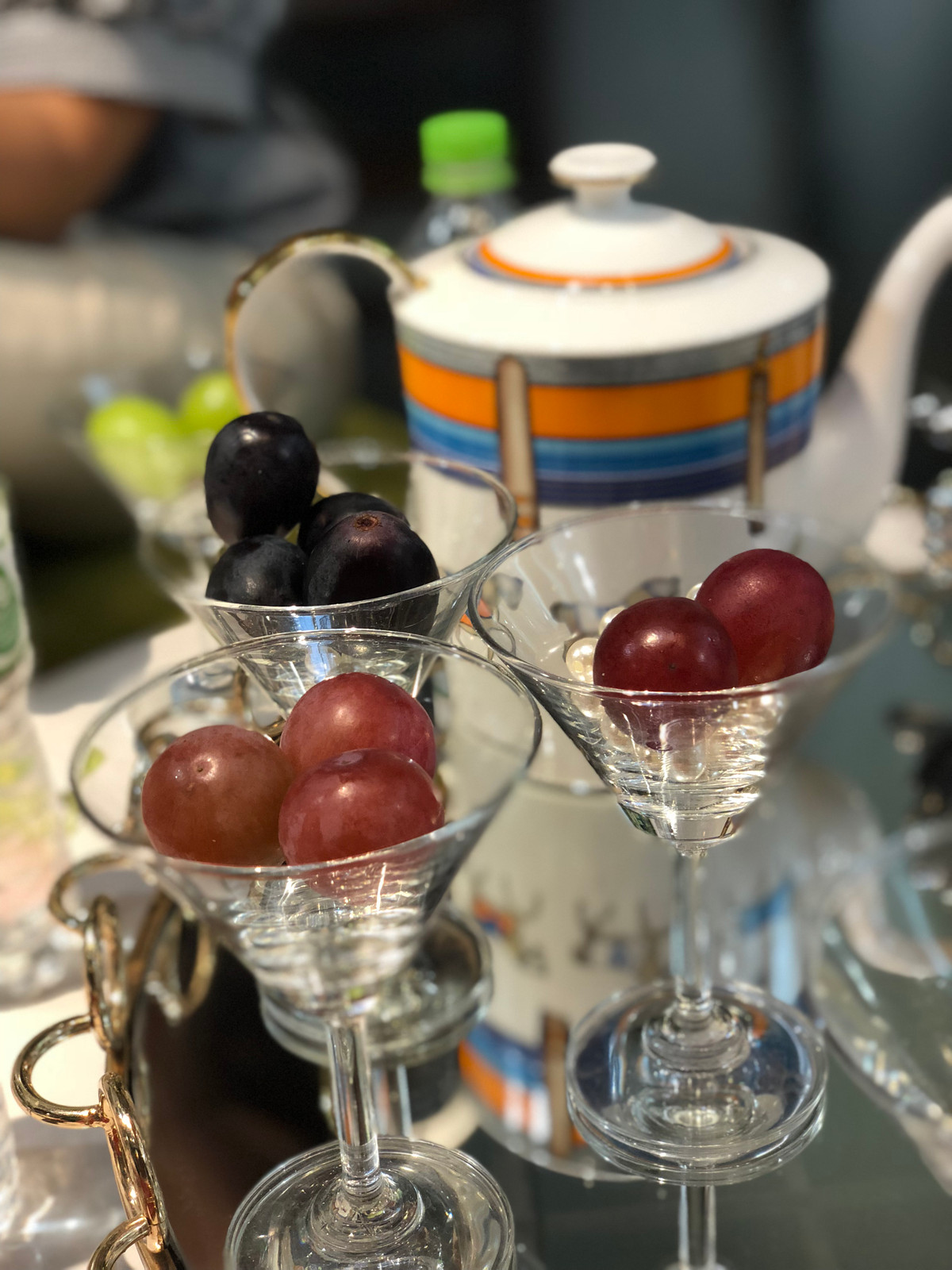 Chia sẻ với PV Kiến Thức, chị Nguyễn Ngọc Huyền, đại diện đơn vị nhập khẩu cho biết, nho Ruby Roman được thu hoạch vào giữa tháng 8 đến tháng 9. Giống nho này có xuất xứ từ tỉnh Ishikawwa, Nhật Bản – là nơi duy nhất nhân giống thành công loại cây ăn quả này.