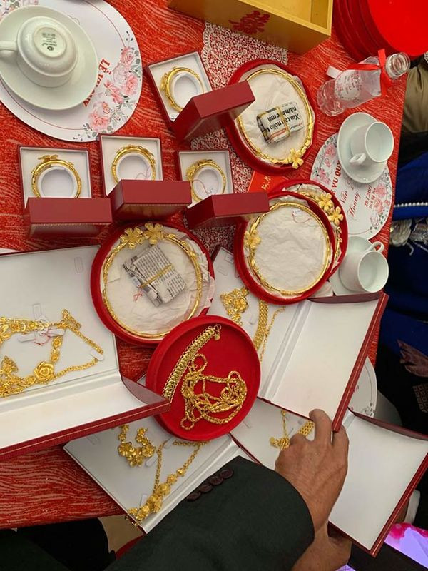 Theo chủ nhân những bức ảnh đồng thời là nhiếp ảnh gia trong đám cưới, tài khoản mạng xã hội có tên Xuyên Võ, cho biết, đám cưới diễn ra ngày 28/7 vừa qua. Cô dâu là Vân Anh, hiện sống tại căn biệt thự lớn ở thị trấn Tiểu Cần. Chú rể là Hoàng Thiện, sống tại xã Hiệp Mỹ Tây, huyện Cầu Ngang, tỉnh Trà Vinh. Ảnh: Xuyên Võ.