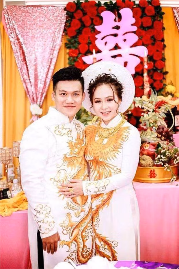 Trước đó, hình ảnh và clip về một đám hỏi hoành tráng ở Kiên Giang của nữ sinh Minh Thư (SN 2000) và chàng trai Trần Đông (SN 1998) quê Sóc Trăng cũng gây xôn xao CĐM.