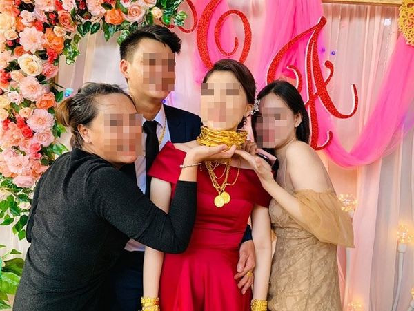 “Nếu tính luôn 10 cây vàng miếng thì phải hơn 1 ký. Đó là những gì cô dâu ở Tiểu Cần cùng chú rể ở Hiệp Mỹ Tây (Cầu Ngang, Trà Vinh) có được trong ngày cưới hôm nay. Đúng là lấy chồng là gánh nặng, tội cho người con gái ấy”, nội dung kèm theo loạt ảnh cô dâu đeo vàng trĩu cổ khiến dân mạng trầm trồ. Ảnh: Xuyên Võ