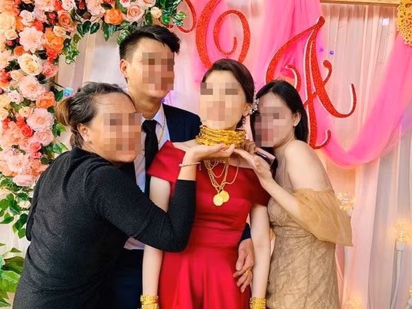 “Nếu tính luôn 10 cây vàng miếng thì phải hơn 1 ký. Đó là những gì cô dâu ở Tiểu Cần cùng chú rể ở Hiệp Mỹ Tây (Cầu Ngang, Trà Vinh) có được trong ngày cưới hôm nay. Đúng là lấy chồng là gánh nặng, tội cho người con gái ấy”, nội dung kèm theo loạt ảnh cô dâu đeo vàng trĩu cổ khiến dân mạng trầm trồ. Ảnh: Xuyên Võ