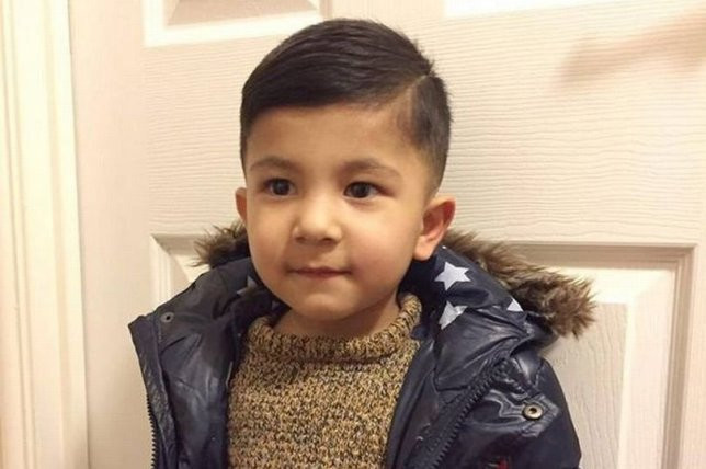 Cậu bé kháu khỉnh nằm bất động trong bồn tắm khi mẹ quay lại