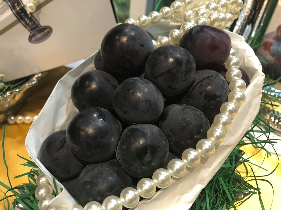 Loại nho thứ 2 là nho rượu đen (Pione) có giá từ 1.1 triệu/chùm. Nho Pione là giống nho có hương vị đặc biệt nhất tại Nhật ra mắt đầu tiên vào năm 1957.