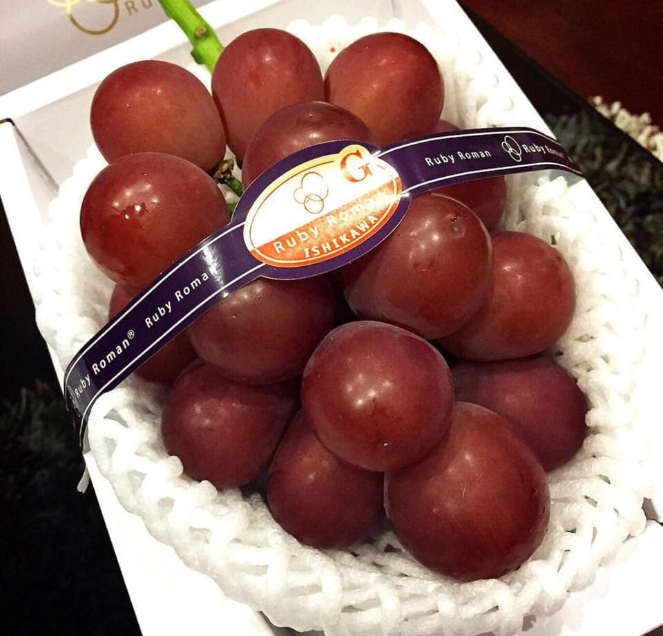 Nằm trong phân khúc cao cấp nhất là nho Ruby Roman từ 6,5 triệu – 11 triệu/ chùm. Mỗi chùm nho tên Ruby Roman gồm 24 quả, Nho Ruby Roman đạt chuẩn khi thu hoạch phải đạt trọng lượng từ 700g/ chùm, 1 trái từ 30g, đường kính 30 cm.