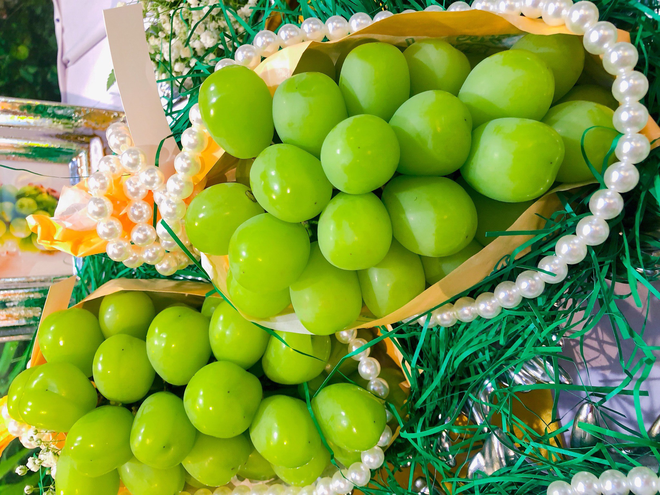 Nho mẫu đơn cũng được trồng theo kiểu “1 nhánh 1 chùm” theo phương pháp hữu cơ. Mỗi chùm nho trong giai đoạn phát triển được bọc trong một lớp giấy trắng đặc biệt để tránh các bụi bẩn hay nguy hại từ côn trùng. Đến khi thu hoạch, nho cho hương vị thơm ngọt mùi sữa.