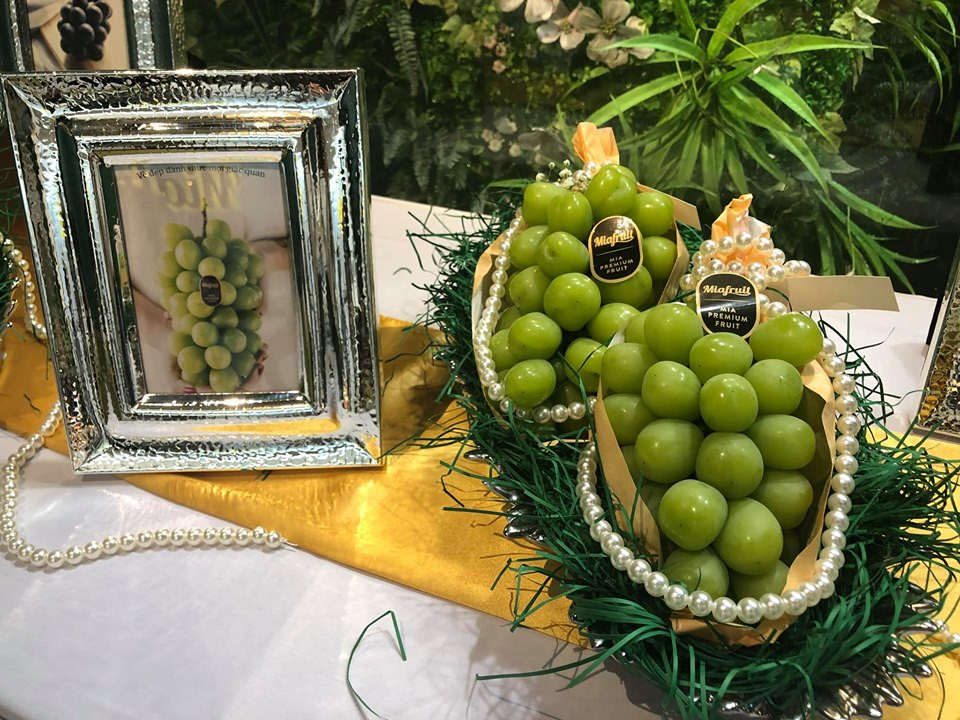 Đầu tiên là nho Mẫu đơn Nhật (tên tiếng Anh là Shine Muscat Grape) có giá từ 1,8 triệu – 2 triệu/chùm. Loại nho này có xuất xứ từ Nhật được trồng ở Okayama, Yamanashi, Nagano, Kagawa, Yamagata và được nhập về Việt Nam vào tháng 7/2015.