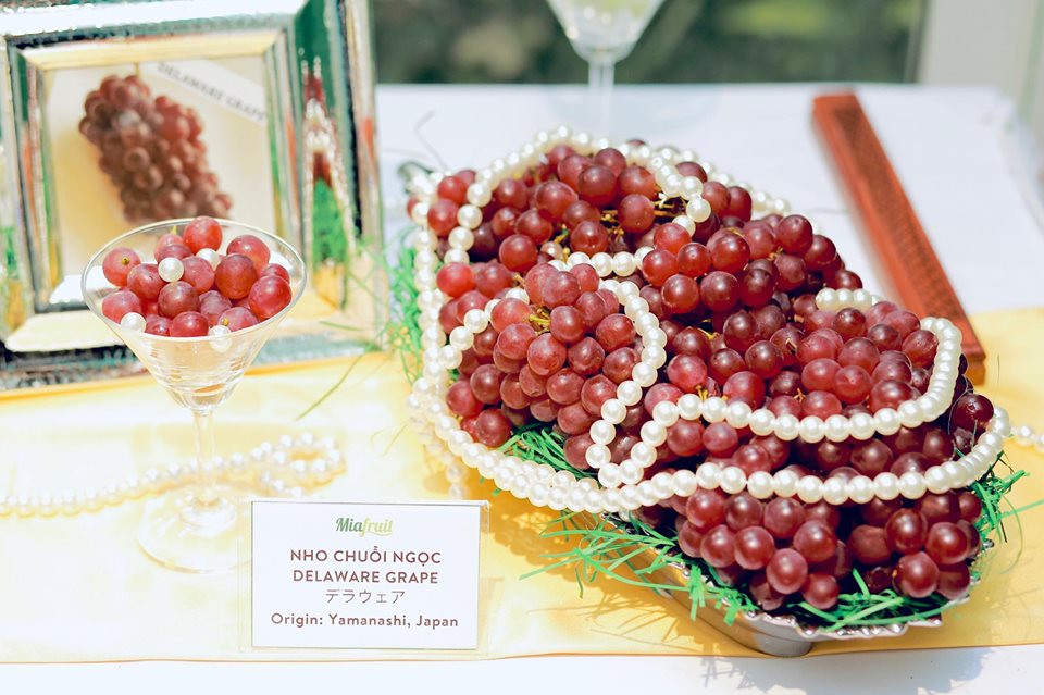 Cuối cùng là loại nho chuỗi ngọc (Delaware) từ 690k/ 400g thuộc dòng nho không hạt nhỏ nhất trên thế giới. Nho khi chín để thu hoạch có vỏ màu đỏ hồng ánh tím. Nho được thu hoạch chủ yếu để làm rượu vang, khi ăn tươi thịt nho chua nhẹ, thơm nồng vị rượu.