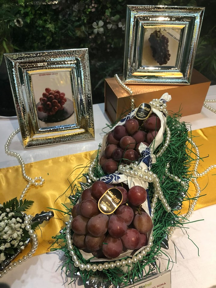 Loại nho thứ ba là nho Nữ hoàng Nina (Queen Nina) từ 1,2 triệu/ chùm. Đây là giống nho thế hệ mới có mặt tại Nhật lần đầu tiên vào năm 2009 tại Yamanashi, nơi nổi tiếng về sản xuất và xuất khẩu rượu nho. So với dòng Pione, những trái nho Nina dai nhẹ, ít chua hơn.