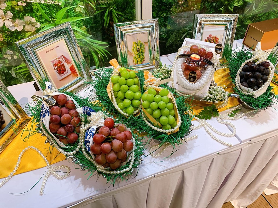 Trong sự kiện đặc biệt này, các vị khách mời được thưởng thức 5 loại nho đắt nhất thế giới đến từ Nhật gồm: Ruby Roman, mẫu đơn, Pione, Queen Nina và nho chuỗi ngọc.