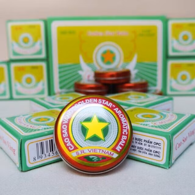 Cao Sao Vàng có công dụng để điều trị cảm cúm, nhức đầu, sổ mũi, buồn nôn, đau bụng, say tàu xe; bị muỗi và các côn trùng khác đốt. Nhức đầu, chóng mặt, cảm cúm, say tàu xe: Xoa dầu cao vào hai bên thái dương và gáy, xoa vào lỗ mũi, 2 bên cánh mũi. Sản phẩm này dùng xoa ngoài da hoặc có thể dùng để xông: Cho khoảng 1 – 2 đầu đũa dầu cao vào nước sôi để xông khi bị cảm cúm.