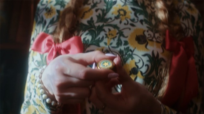 Cao Sao Vàng là một sản phẩm mà bất kỳ gia đình Việt nào ở những thập niên 70 – 90 của thế kỷ trước đều có. Đây được coi là “thần dược” khi dùng để chữa cảm cúm, nhức đầu, sổ mũi, buồn nôn, đau bụng, say tàu xe hay côn trùng cắn.