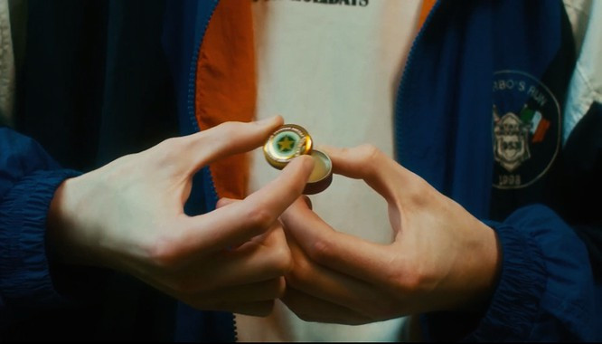 Tiêu đề của clip là "Thuốc mỡ Sao Vàng, phương thuốc điều trị mát lành". Sản phẩm Cao Sao Vàng trong clip được thể hiện như một sản phẩm thượng lưu, được các người mẫu chuyền tay nhau sử dụng.