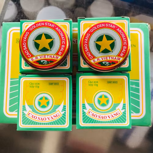 Cao Sao Vàng có công dụng để điều trị cảm cúm, nhức đầu, sổ mũi, buồn nôn, đau bụng, say tàu xe; bị muỗi và các côn trùng khác đốt.