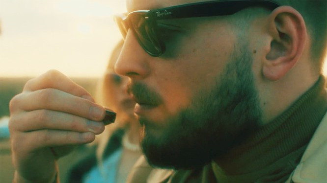 Cao Sao Vàng là một loại cao xoa được điều chế từ nhiều loại tinh dầu, bao gồm: long não, menthol, tinh dầu bạc hà, tràm, hương nhu trắng, quế. Kèm với các thủ pháp day xoa trên huyệt, cao rất công hiệu trong làm ấm cơ thể chữa cảm cúm, nhức đầu, sổ mũi, buồn nôn, đau bụng, say tàu xe hay côn trùng cắn/ đốt.