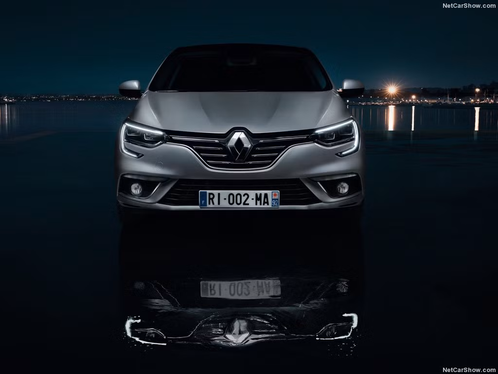 Phần đầu xe với ucmj đèn pha LED dạng hình chữ C tương tự như trên "người anh em" Renault Talisman, thân xe với những đường gân dập nổi mang đậm tính thể thao mạnh mẽ.