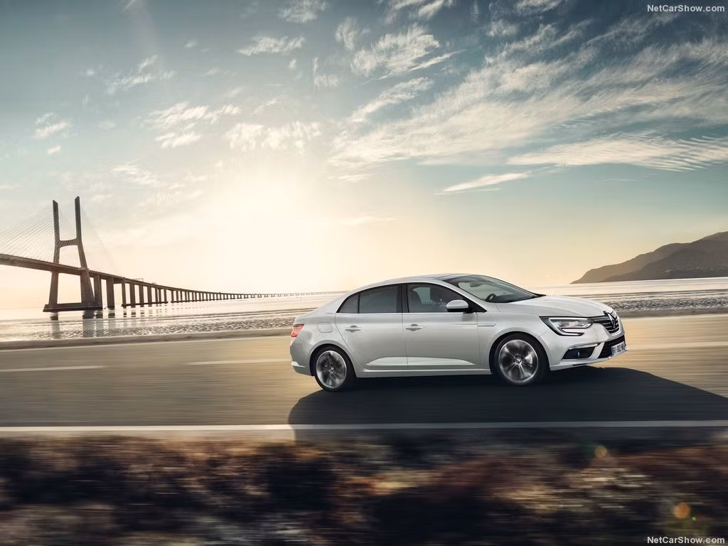 Renault Megane sedan sở hữu khối động cơ gồm phiên bản động cơ xăng 1.6 lít hút khí tự nhiên, công suất 113 mã lực và mô-men xoắn cực đại 156 Nm. 