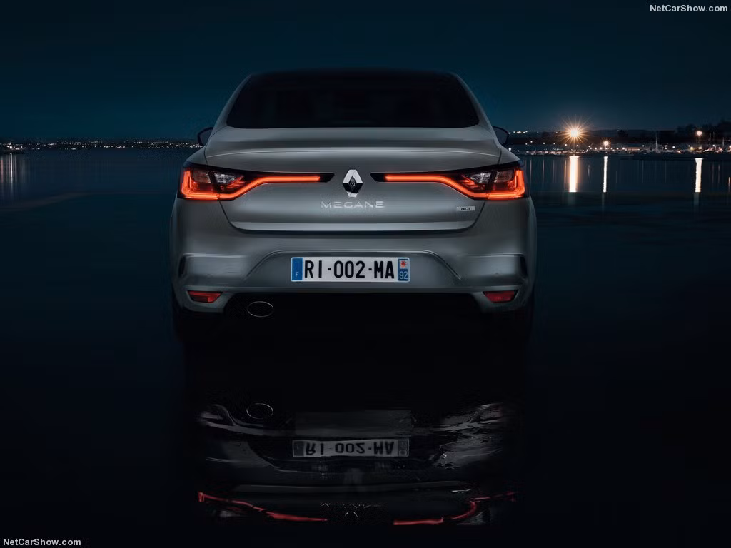 Ở phần đuôi, cụm đèn hậu tái thiết kế kéo dài đến gần logo Renault đặc trưng của hãng. Với phong cách thiết kế mới này, Renault Megane sedan được xem như phiên bản thu nhỏ của dòng xe hạng sang Renault Talisman.