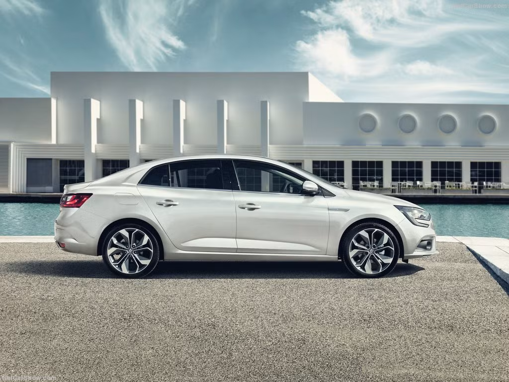 Một phiên bản khác sở hữu khối động cơ xăng 1.2 lít, công suất 128 mã lực. Cả hai phiên bản này đi cùng hộp số sàn 6 cấp hoặc hộp số tự động 7 cấp EDC.