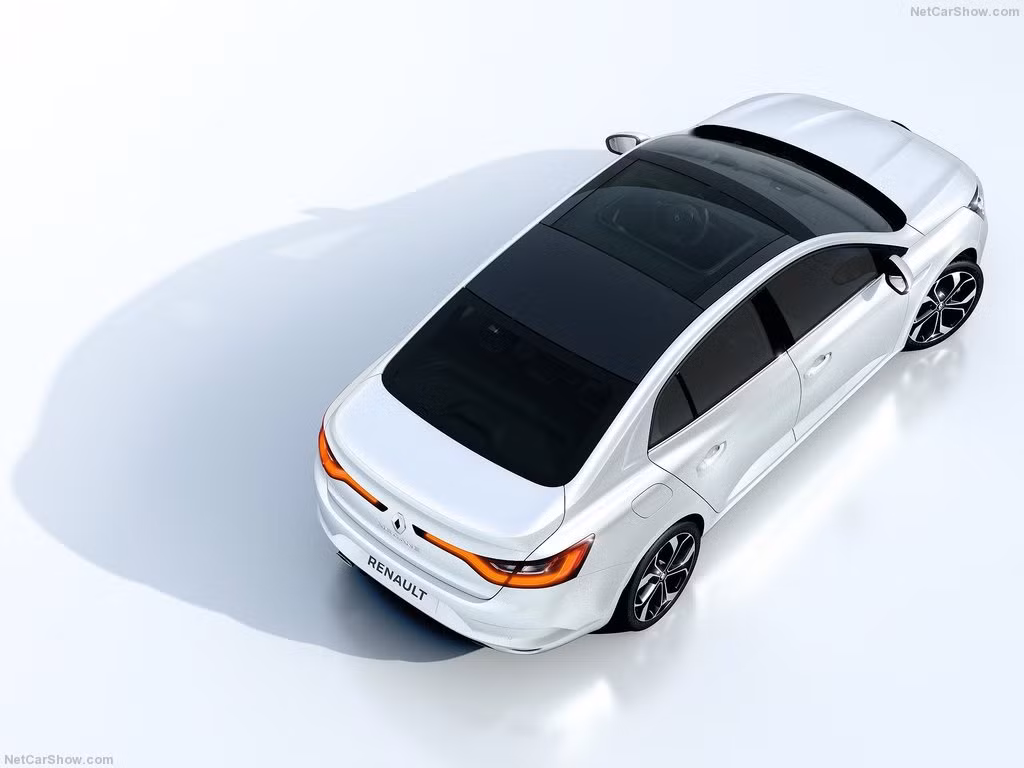 Nội thất của sedan Megane được trang bị màn hình cảm ứng lớn 8.7 inch tích hợp hệ thống giải trí R-link 2, màn hình LCD 7 inch, bảng đồng hồ hiển thị thống số kỹ thuật sau vô-lăng, kính lái ảo HUD đi cùng 5 tính năng lái.