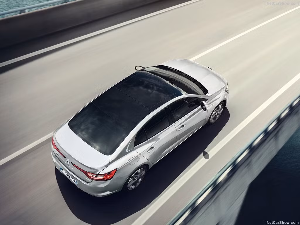 Theo công bố của hãng xe Pháp, dòng sedan Renault Megane sẽ được trang bị cửa sổ trời toàn cảnh cho cả 2 hàng ghế, khoang hành lý dung tích lên tới 508 lít.