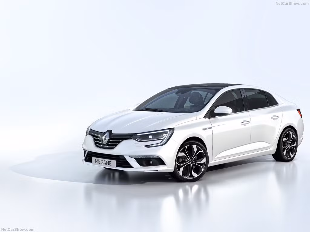 Trên phiên bản sedan, Renault Megane mang trên mình vẻ bề ngoài tương tự với các dòng sedan khác trên thị trường. Đặc biệt, thiết kế mui kính lớn tạo nên sự liên kết liền lạc giữa kính chắn gió trước với cửa sổ sau.