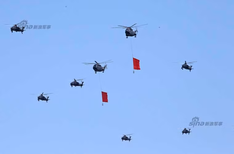 Đội hình trực thăng mang cờ.