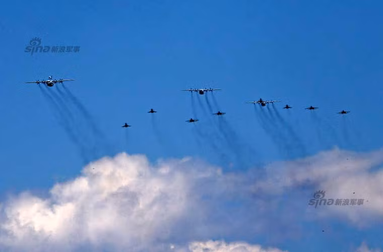 Đội hình hỗn hợp tiêm kích J-10, J-11, máy bay cảnh báo sớm KJ-200 và vận tải cơ Y-8.