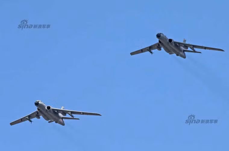 Các máy bay ném bom H-6K cũng mang tên lửa hành trình khi duyệt binh.