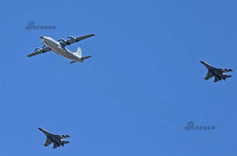 Đáng ngạc nhiên, máy bay Không quân Trung Quốc tham gia duyệt binh dường như sẽ mang vũ khí. Bởi thông thường, khi duyệt binh, các hệ thống vũ khí sẽ không lắp đạn. Trong ảnh, tiêm kích J-11 mang đạn không đối không bay cùng máy bay vận tải Y-8.