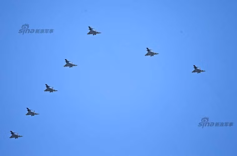 Qua các bức ảnh của Sina, có thể thấy qui mô khủng khiếp của Không quân Trung Quốc tham gia duyệt binh với hàng trăm máy bay chiến đấu, máy bay vận tải, trực thăng…