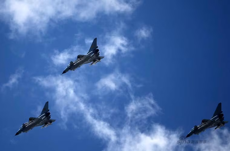 Trong ảnh là các tiêm kích J-10A xếp đội hình trên không