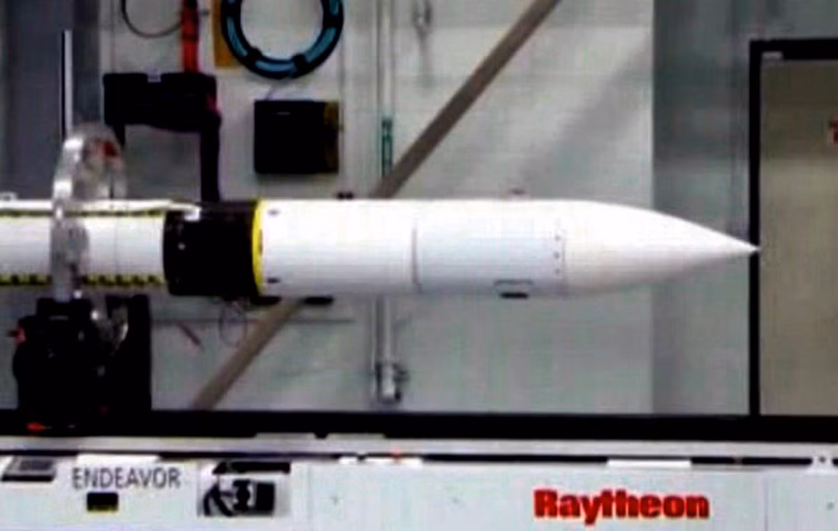 Tên lửa được trang bị đầu tự dẫn hồng ngoại cải tiến với động cơ tăng tốc hành trình cỡ lớn cho phép bay với tốc độ tối đa 15.25 mach (khoảng 5,6km/giây) và tiến công mục tiêu ở cự li lên tới 2.500km.