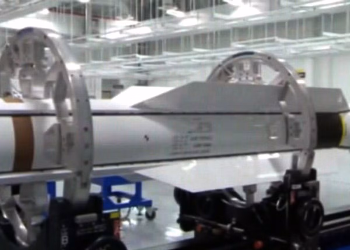 Tầng khởi động lúc bắt đầu phóng của tên lửa SM-3 Block IIA sử dụng động cơ khởi động nhiên liệu rắn MK-72.