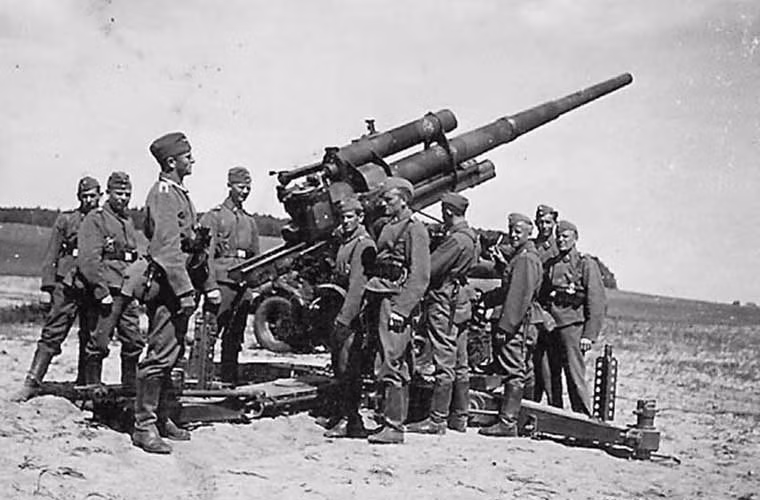 Sự thành công từ pháo phòng không Flak 88mm không chỉ tới khả năng hạ máy bay của chúng mà là vai trò thứ hai - chống xe tăng, thiết giáp. Flak 88 được ghi nhận là đã rất thành công trong việc cản trở bước tiến của Đồng Minh đến thủ đô Berlin với chiến công tiêu diệt hàng nghìn chiếc thiết giáp của cả Đồng Minh và Liên Xô.