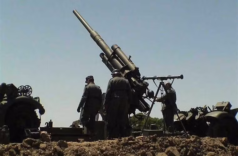 Flak 88 được sản xuất với nhiều biến thể cải tiến dùng cho lực lượng phòng không mặt đất và các loại xe tăng hạng nặng. Trong đó, mẫu phổ biến nhất là Flak 36, nó có trọng lượng chiến đấu 7,4 tấn, dài 5,79m, cao 2,1m.