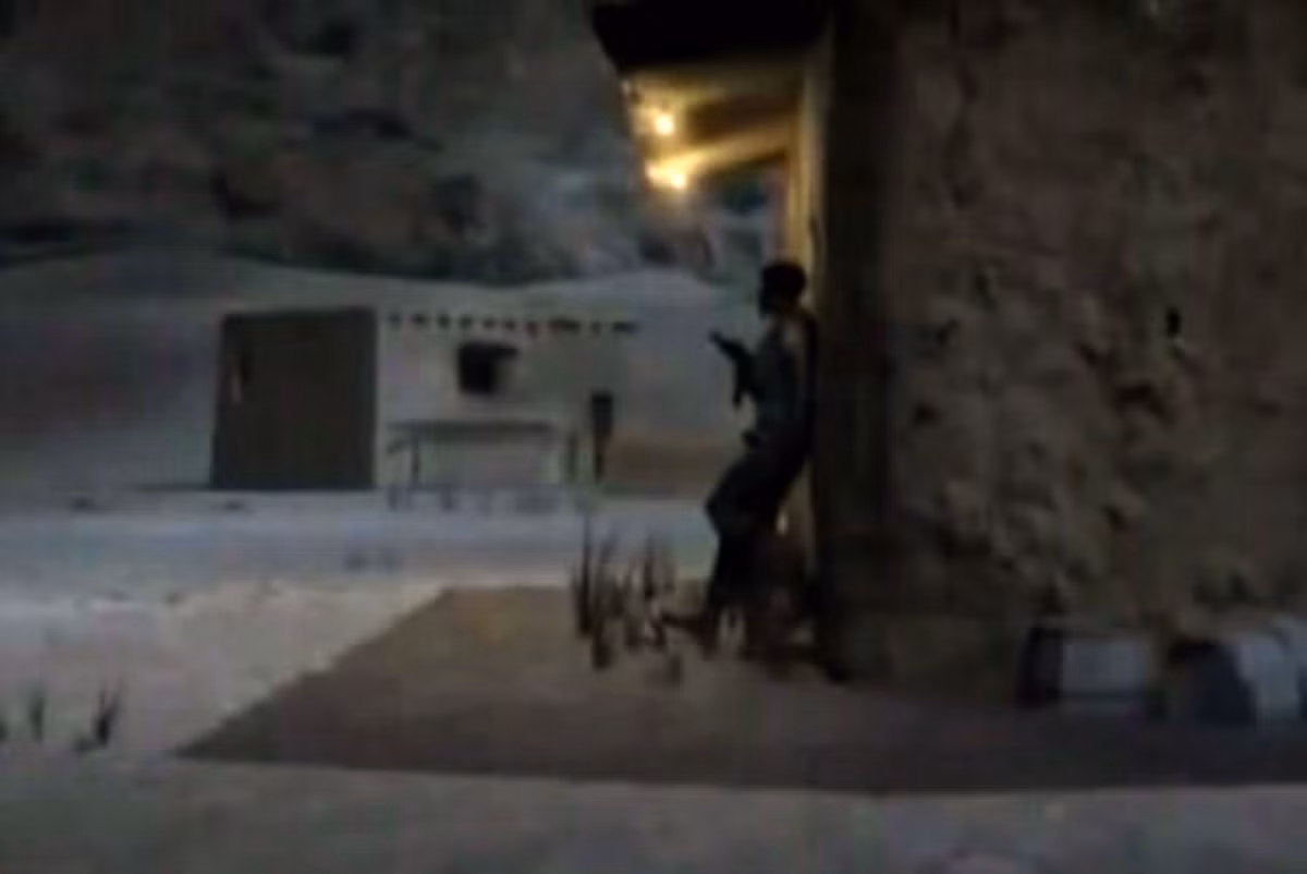 Mục tiêu trong đêm tối được chụp từ mặt đất.