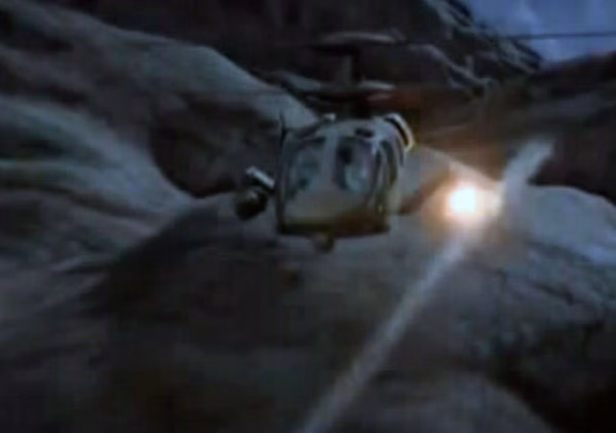 Hệ thống rốc két treo ngoài của trực thăng S-97 Raider phóng hỏa tiêu diệt mục tiêu trong đêm tối.