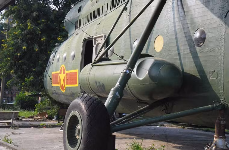 Bánh đáp hạ cánh phía trước và cặp bánh phía sau là cố định, không thể thu lại khi bay.