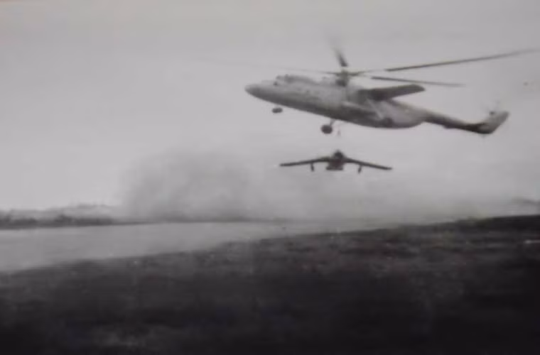 Trong kháng chiến chống Mỹ, Liên Xô đã cung cấp số lượng nhỏ trực thăng vận tải Mil Mi-6 cho Việt Nam sử dụng cho cả mục đích quân sự (chủ yếu) và dân sự. Trong ảnh, trực thăng Mi-6 của Không quân Nhân dân Việt Nam đang cẩu máy bay tiêm kích MiG-17 đi sơ tán.