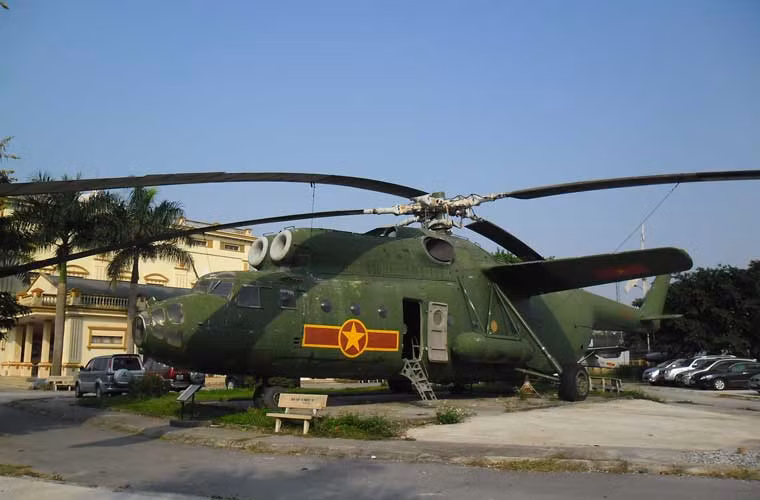 Trực thăng Mi-6 có chiều dài 33,18m, cao 9,86m, trọng lượng rỗng 27,24 tấn, trọng lượng có tải 40,5 tấn, trọng lượng cất cánh tối đa 42,5 tấn.