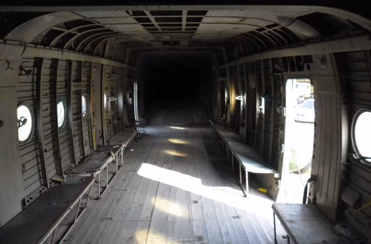 Không gian bên trong khoang hàng trực thăng khổng lồ Mil Mi-6. Khoang hàng này có khả năng chở 12 tấn hàng hóa các loại hoặc 90 hành khách hoặc 70 lính dù hoặc 41 cáng cứu thương cùng nhân viên y tế. Ngoài ra, nó có thể chở các loại xe tải quân sự, xe thiết giáp hạng nhẹ...