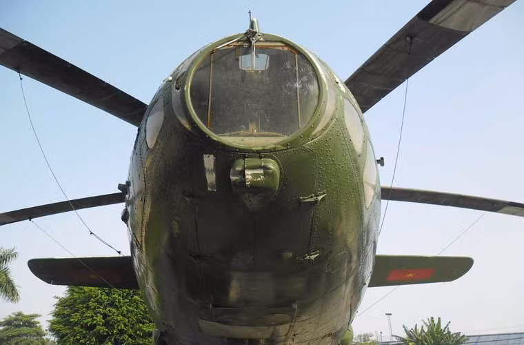 Để nâng con quái vật bay này lên trời, nhà thiết kế Mil Moscow phải trang bị cho nó cặp cánh nhỏ để tăng lực nâng, giảm trọng lượng tải lên cánh quạt chính trong quá trình.