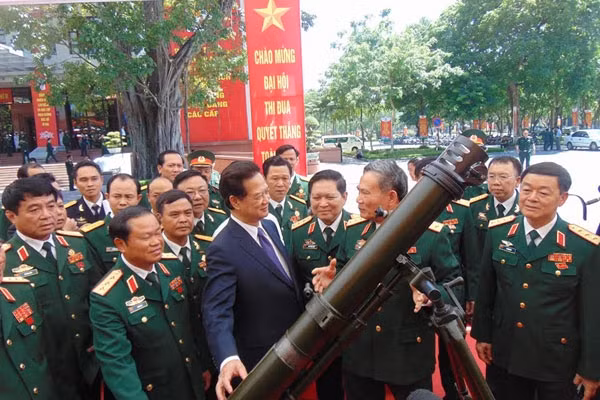 Thủ tướng Nguyễn Tấn Dũng đã dành thời gian tham quan các gian trưng bày để nắm bắt những thành tích thực tế.