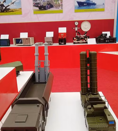 Mô hình Tên lửa bờ Yakhont (trái) và Tổ hợp tên lửa S-300 PMU1.