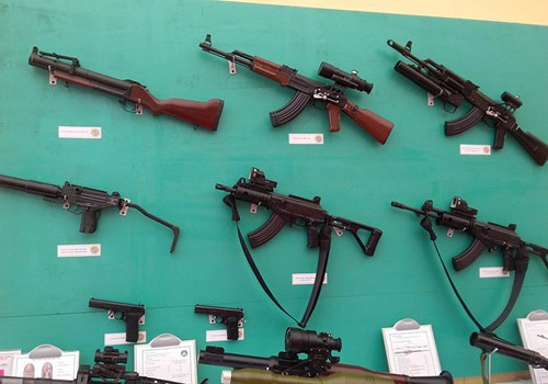 Một số loại súng tiểu liên, súng phóng lựu, súng ngắn được trang bị trong Quân đội Việt Nam.