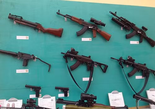 Một số loại súng tiểu liên, súng phóng lựu, súng ngắn được trang bị trong Quân đội Việt Nam.
