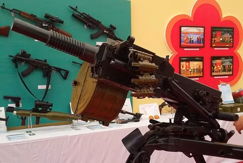 Súng phóng lựu liên thanh SPL-17 cỡ nòng 30mm.